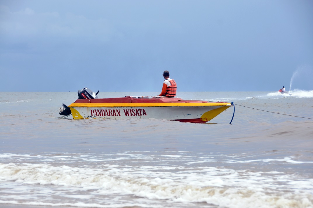 BERGELOMBANG: Kawasan perairan Teluk Sampit di pesisir selatan Kalteng, yang berhadapan dengan Laut Jawa saat kondisi cuaca cerah.