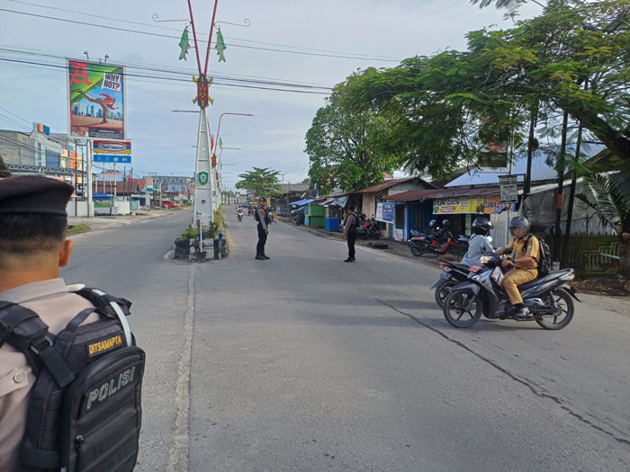 LALU LINTAS : Personel Polres Kotim mengatur lalu lintas kendaraan di perempatan jalan Kota Sampit, Selasa (21/01/2025) pagi. ISTIMEWA/RADAR SAMPIT