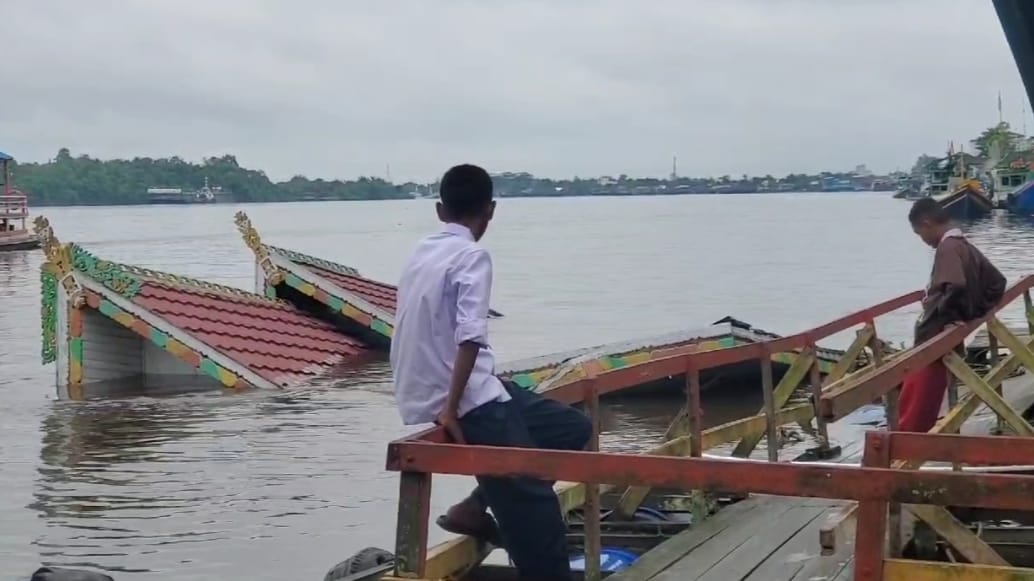 Kapal wisata susur Sungai Mentaya milik Pemerintah Kabupaten Kotawaringin Timur tenggelam di Dermaga Habaring Hurung, Sampit, Selasa (21/1/2025) dini hari.