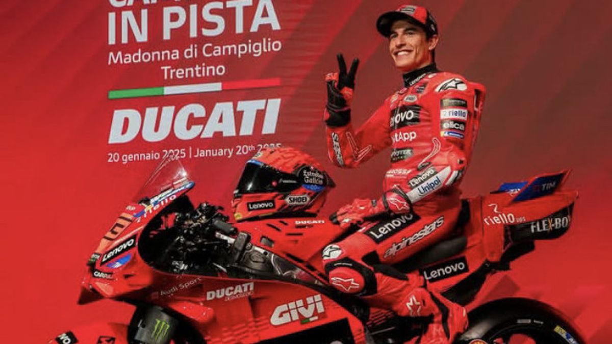 Marc Marquez yang kini bergabung di tim pabrikan Ducati Corse dengan motor Desmosedici GP25 berwarna merah.