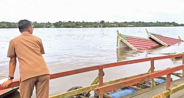 KARAM: Bagian ujung Kapal Wisata Susur Sungai Mentaya yang tenggelam di Sungai Mentaya, Selasa (21/1). IST/RADAR SAMPIT