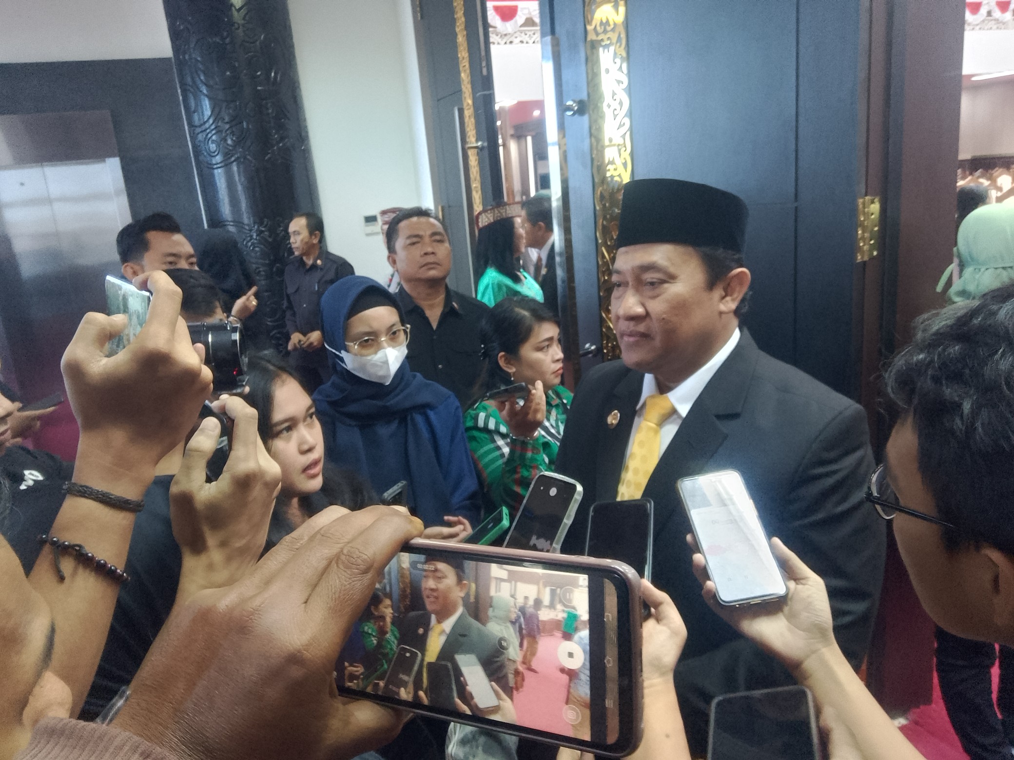 BERI KETERANGAN: Wakil Gubernur Kalteng Edy Pratowo, saat diwawancarai.