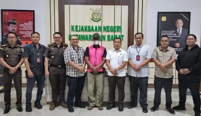 Agus Suprapto (pakai masker) DPO kasus korupsi PNPM yang buron selama 9 tahun ke Kalimantan berhasil ditangkap Tim Tabur Kejari Grobogan. (istimewa)