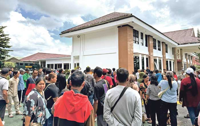 DUKUNG KADES: Ratusan warga Desa Tempayung saat mendatangi Pengadilan Negeri Pangkalan Bun&nbsp;terkait perkara yang menyeret kadesnya, buntut dari konflik lahan, Rabu (22/1).&nbsp;SYAMSUDIN/RADAR SAMPIT