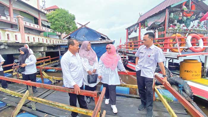 MENINJAU: Wakil Bupati Kotim Irawati bersama Kadisbudpar Kotim meninjau lokasi kapal wisata susur sungai yang tenggelam, Rabu (22/1).&nbsp;IST/RADAR SAMPIT