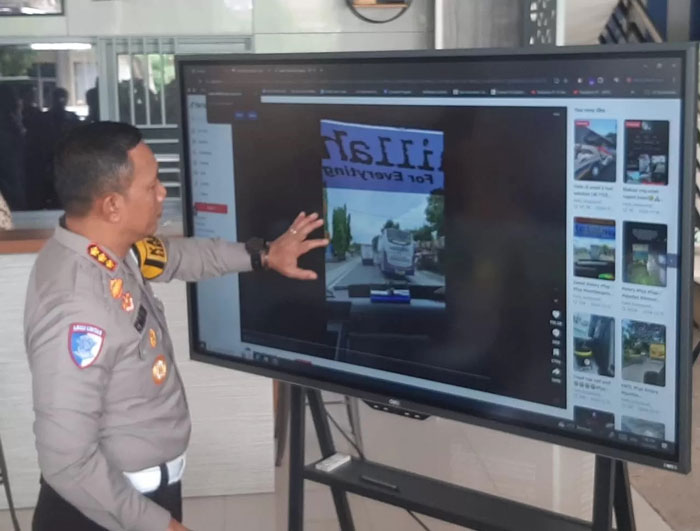 CCTV: Polisi menunjukkan kamera pengawas lokasi pencurian perhiasan di Peneleh Surabaya. (MAHRUS/RADAR SURABAYA)