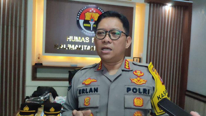 WAWANCARA : Kabid Humas Polda Kalteng Kombes Pol Erlan Munaji ketika ditemui awak media. DODI/RADAR PALANGKA