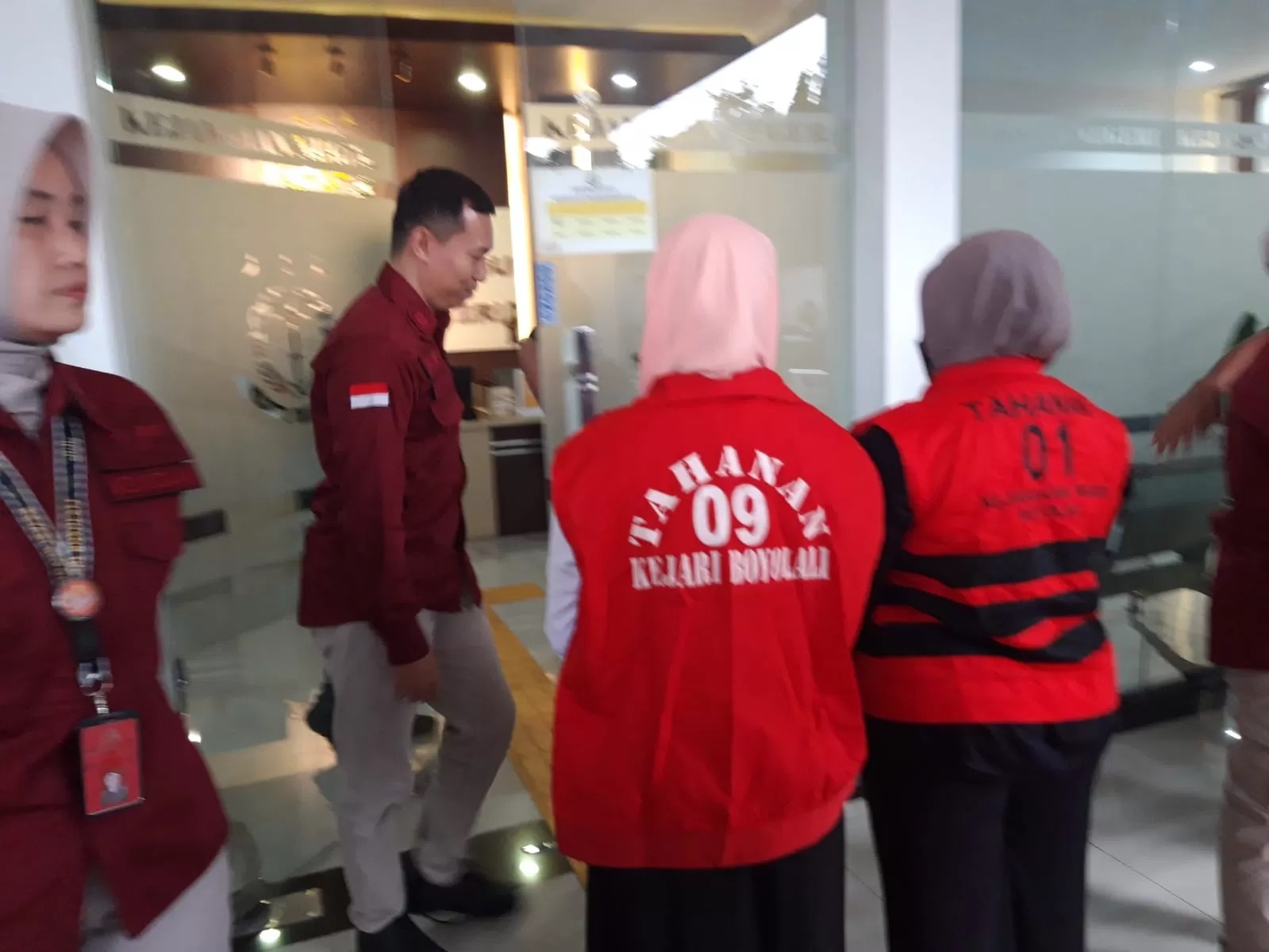 Tersangka KVR (pakai baju tahanan sisi kiri) dan PASP (kanan), dua pegawai Puskesmas Kemusu yang berkomplot kuras uang negara hingga Rp 1,9 miliar. (IST)