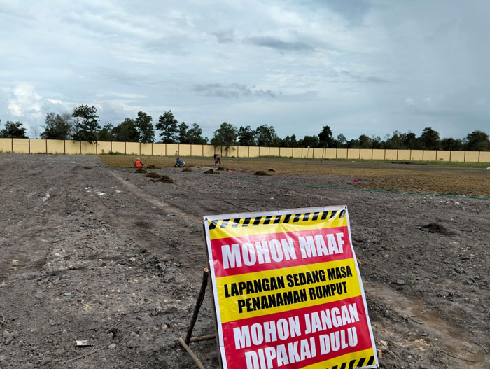 PERSIAPAN : Perbaikan kualitas rumput stadion Sport Center di Pangkalan Bun, untuk menjadi tuan rumah Porprov 2026.