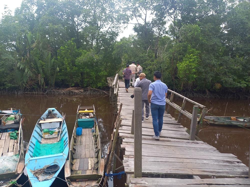 MIRING: Kondisi jembatan di dermaga pendaratan di wilayah Desa Sungai Perlu Kecamatan Seruyan Hilir.