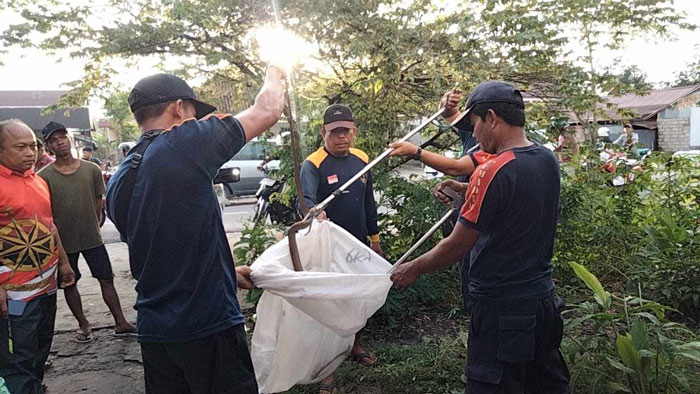 TEROR ULAR : Tim rescue Damkar Kota Palangka Raya saat melakukan penanganan dan penangkapan ular King Kobra, Jumat (24/01/2025). DODI/RADAR PALANGKA