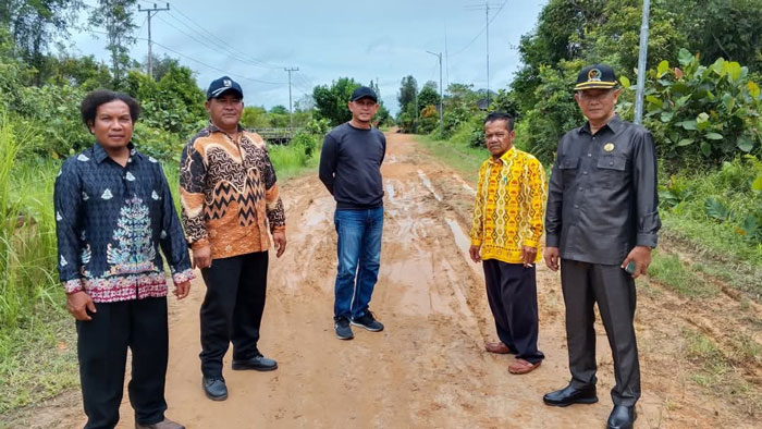 INSPEKSI: Peninjauan kondisi jalan poros di Desa Sekonyer, Kecamatan Kumai, yang perlu perbaikan oleh anggota DPRD Kobar dan pihak Dinas PUPR setempat, Jumat (24/1).