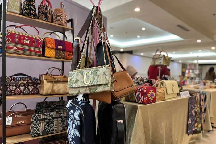 Stand pemilik usaha tas buatan tangan (handmade bags) bermerek &ldquo;Caly&rdquo; dalam acara Rampinas PIRA di Jakarta, Sabtu (25/1/2025). ANTARA/Putu Indah Savitri