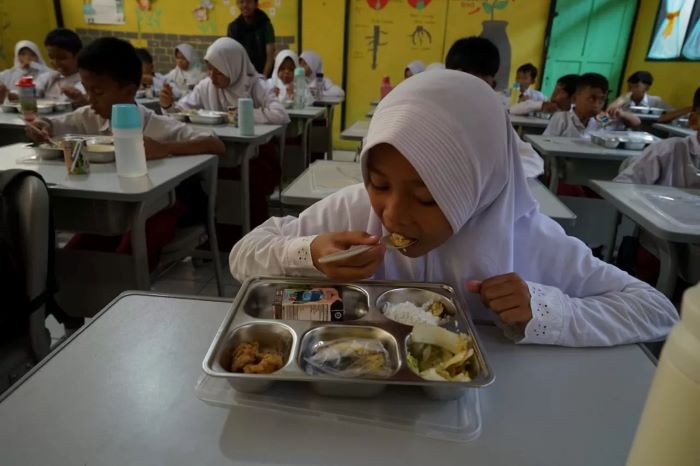 Sejumlah siswa menikmati makanan saat kegiatan uji coba makan bergizi gratis di Kota Bogor. (Foto : Sofyansyah/Radar Bogor)
