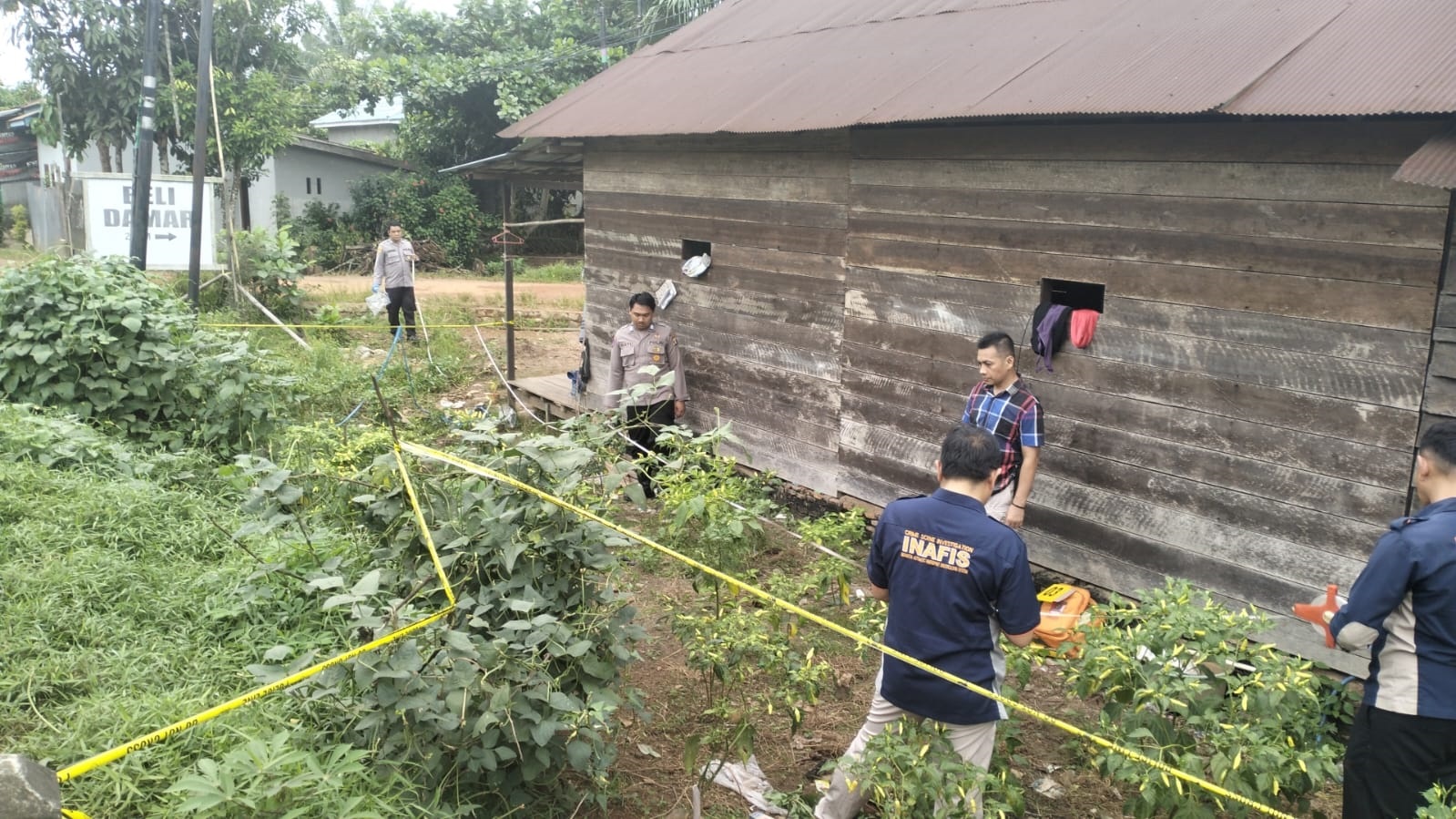 PENYELIDIKAN: Tim Inafis Polda Kalteng olah TKP di lokasi penemuan mayat di dekat Jembatan Bajarum, Kecamatan Kota Besi, Kotim, Sabtu (25/1).