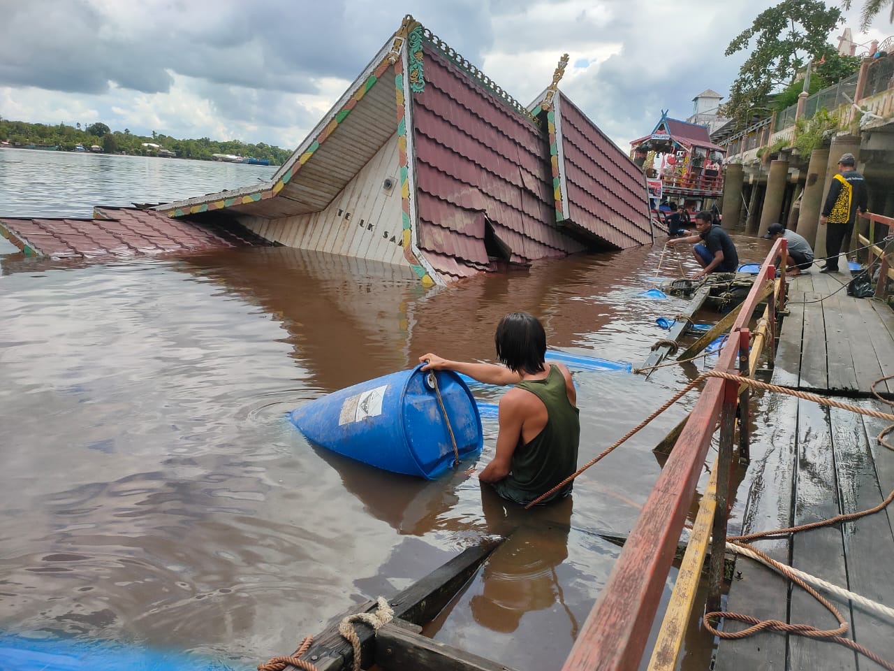 Evakuasi: Proses evakuasi kapal wisata yang karam di sungai mentaya