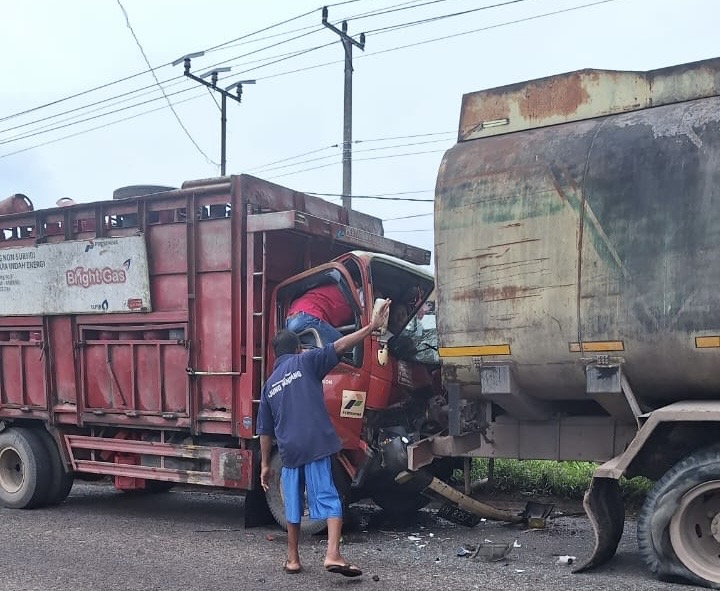 Kecelakaan truk pengangkut tabung gas elpiji dengan truk pengangkut CPO