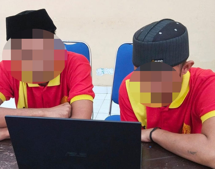 Dua terdakwa kasus curanmor di Desa Perigi Raya Kecamatan Bulik Kabupaten Lamandau saat menerima dakwaan.