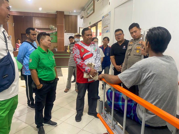 Petugas gabungan, saat menanyai seorang warga yang sebelumnya mengamuk dan sempat memukul istrinya.