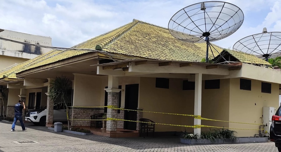 KORBAN MUTILASI: Polisi memasang garis polisi di hotel Adisurya yang diduga menjadi tempat pelaku mengeksekusi Uswatun Khasanah. (Novanda Nirwana/JPRK)