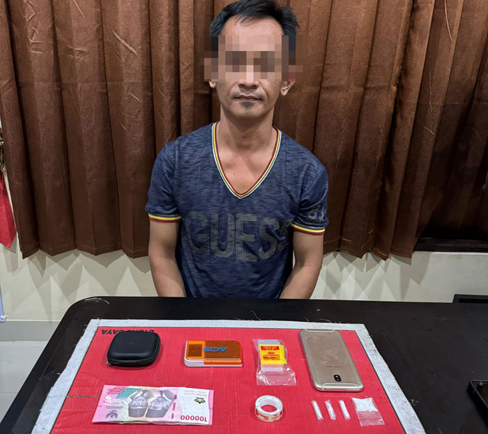 Tersangka kasus peredaran narkoba jenis sabu yang ditangkap tim Sat Resnarkoba Polresta Palangka Raya di Jalan Aries, bersama sejumlah barang bukti.