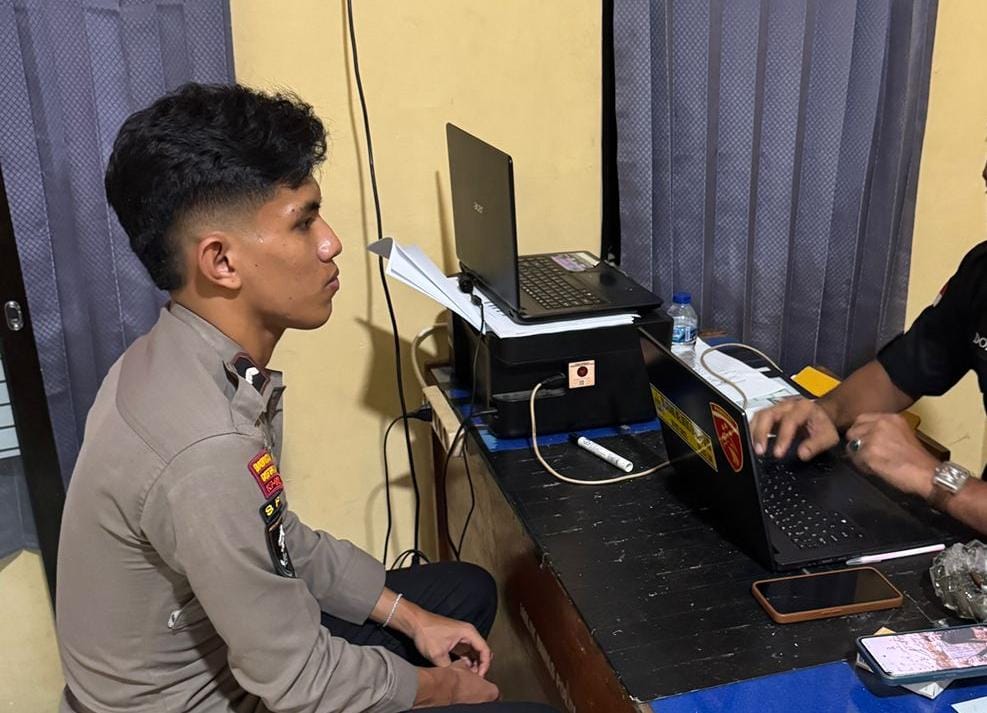 Oknum Polisi yang kedapatan bermain sirine saat diperiksa propam (istimewa)