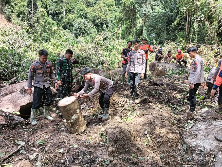PENCARIAN: Tim gabungan melakukan pencarian kedua warga yang tertimbun tanah longsor di Sei Drajoi, Desa Tumbang Mahuroi, Kecamatan Damang Batu, Sabtu (25/1).&nbsp;POLSEK KAHAYAN HULU UTARA FOR RADAR SAMPI