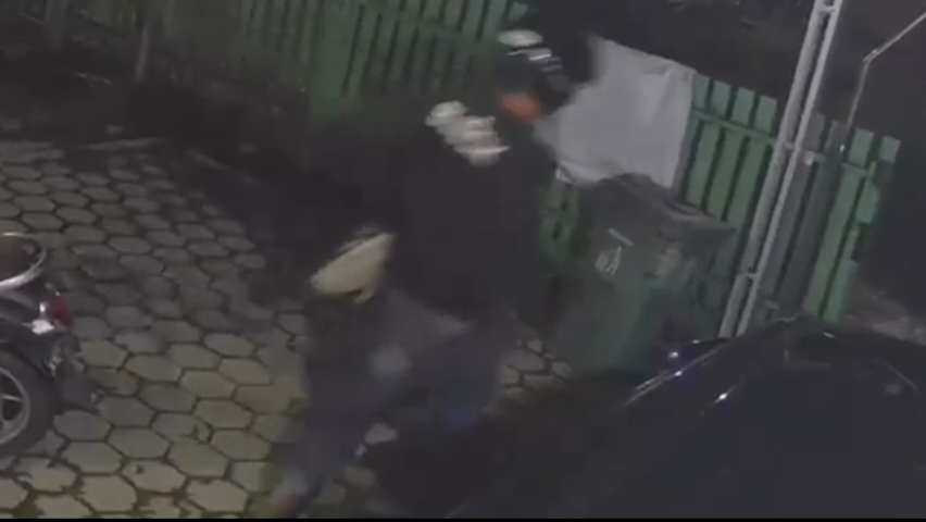 NEKAT:  Pelaku pencurian terekam CCTV di perumahan Berkat Ikhlas Permai I, Kuala Kapuas, Senin (27/01/2025) dini hari. TANGKAPAN LAYAR/RADAR SAMPIT