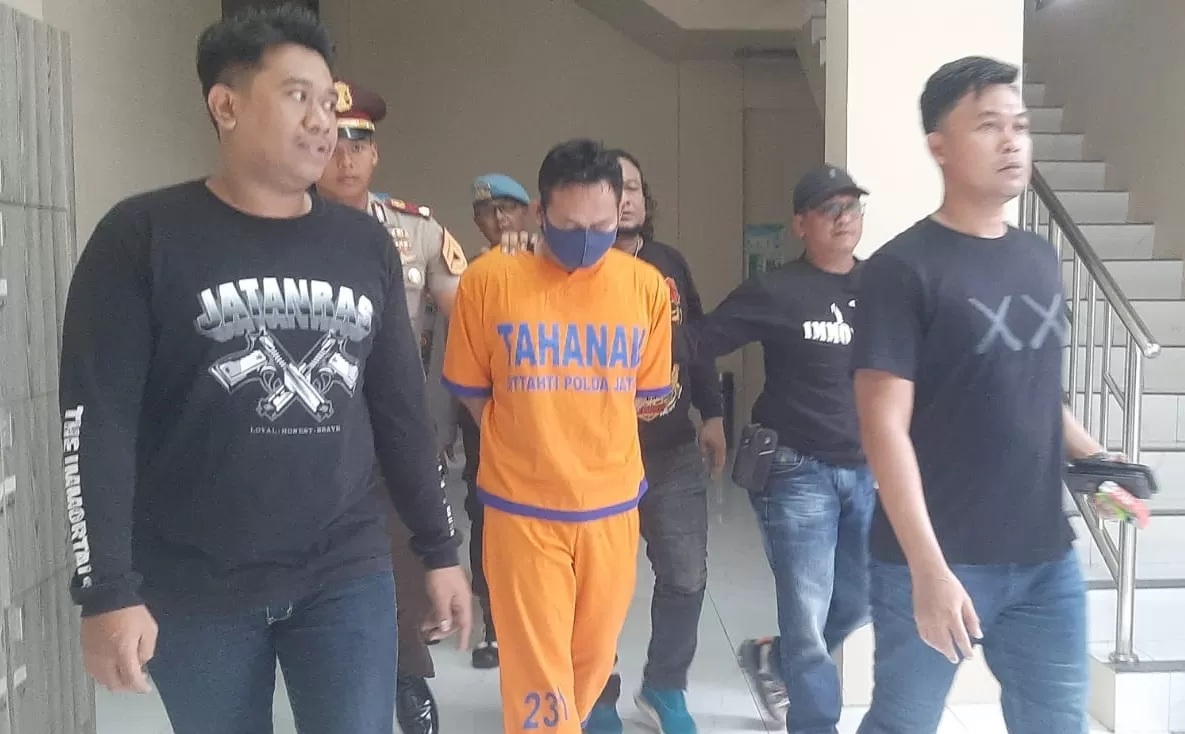 BERBAJU TAHANAN: Rohmad Tri Hartanto, pelaku pembunuhan disertai mutilasi terhadap perempuan asal Blitar Uswatun Khasanah saat berada di Polda Jatim, Senin (27/1). (MAHRUS/RADAR SURABAYA)