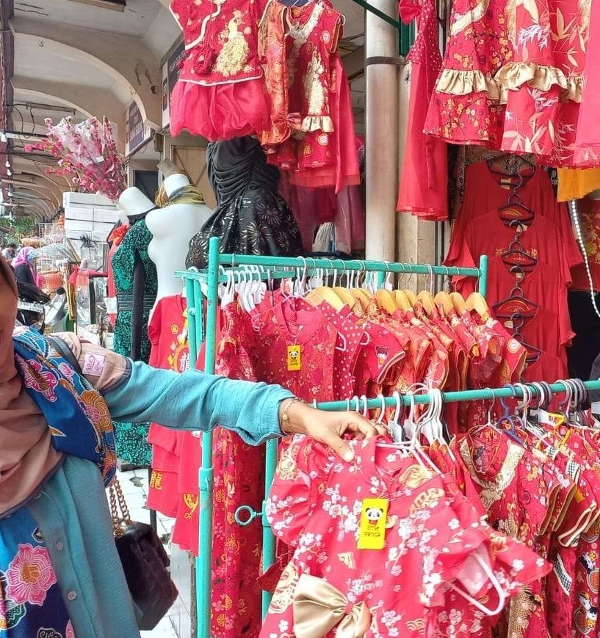 Pejualan pakaian untuk menyambut dan merayakan Imlek