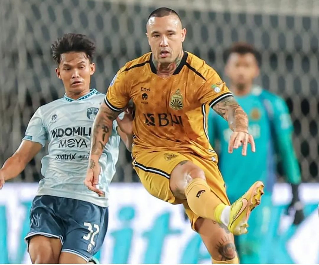 Radja Nainggolan saat bermain di FC Bhayangkara