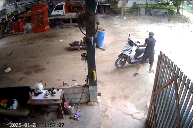 MALING : Seorang pria bercelana pendek dan mengenakan topi tetangkap kamera CCTV mencuri sepeda motor di Jalan Sawit Raya, Sampit, Minggu (26/01/2025) siang. TANGKAPAN LAYAR /RADAR SAMPIT