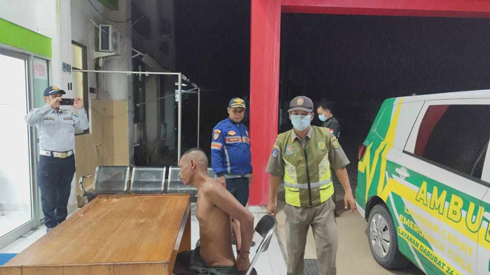 Seorang ODGJ yang mengaku bernama Wiranto, saat diamankan tim gabungan dan dibawa ke RSJ Kalawa Atei Palangka Raya.
