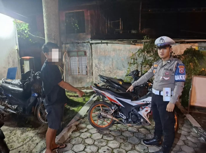 TILANG : Pengendara roda dua ditilang karena menggunakan knalpot brong dan diamankan di Pos Lantas Taman Kota Kuala Kurun, Senin (27/01/2025) malam. SATLANTAS POLRES GUMAS FOR RADAR SAMPIT