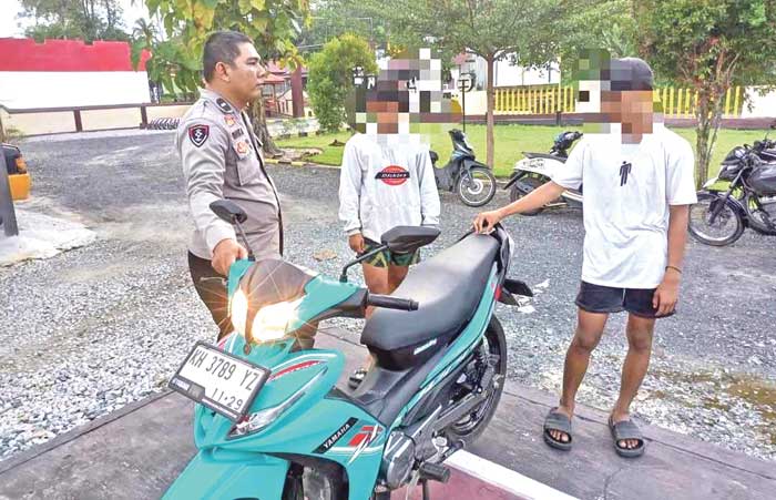 DIAMANKAN  : Petugas Kepolisian mengamankan pengendara bermotor yang menggunakan knalpot brong. ISTIMEWA/RADAR PALANGKA
