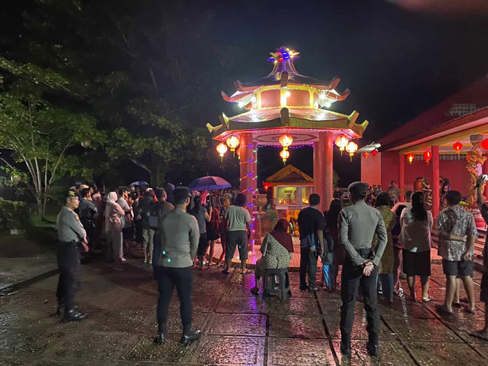 LANCAR: Suasana ibadah perayaan tahun baru Imlek di Vihara Avalokitesvara Buddhayana Palangka Raya, dan mendapat pengamanan dari personel kepolisian.