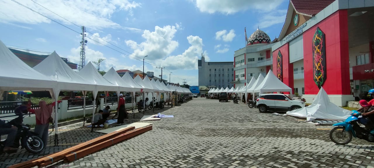 PERSIAPAN : Stand yang sudah terpasang untuk menyambut Semarak HUT Kotim ke-72 tahun dan Hari Jadi Mal Pelayanan Publik yang akan digelar di halaman MPP 1 Februari 2025.