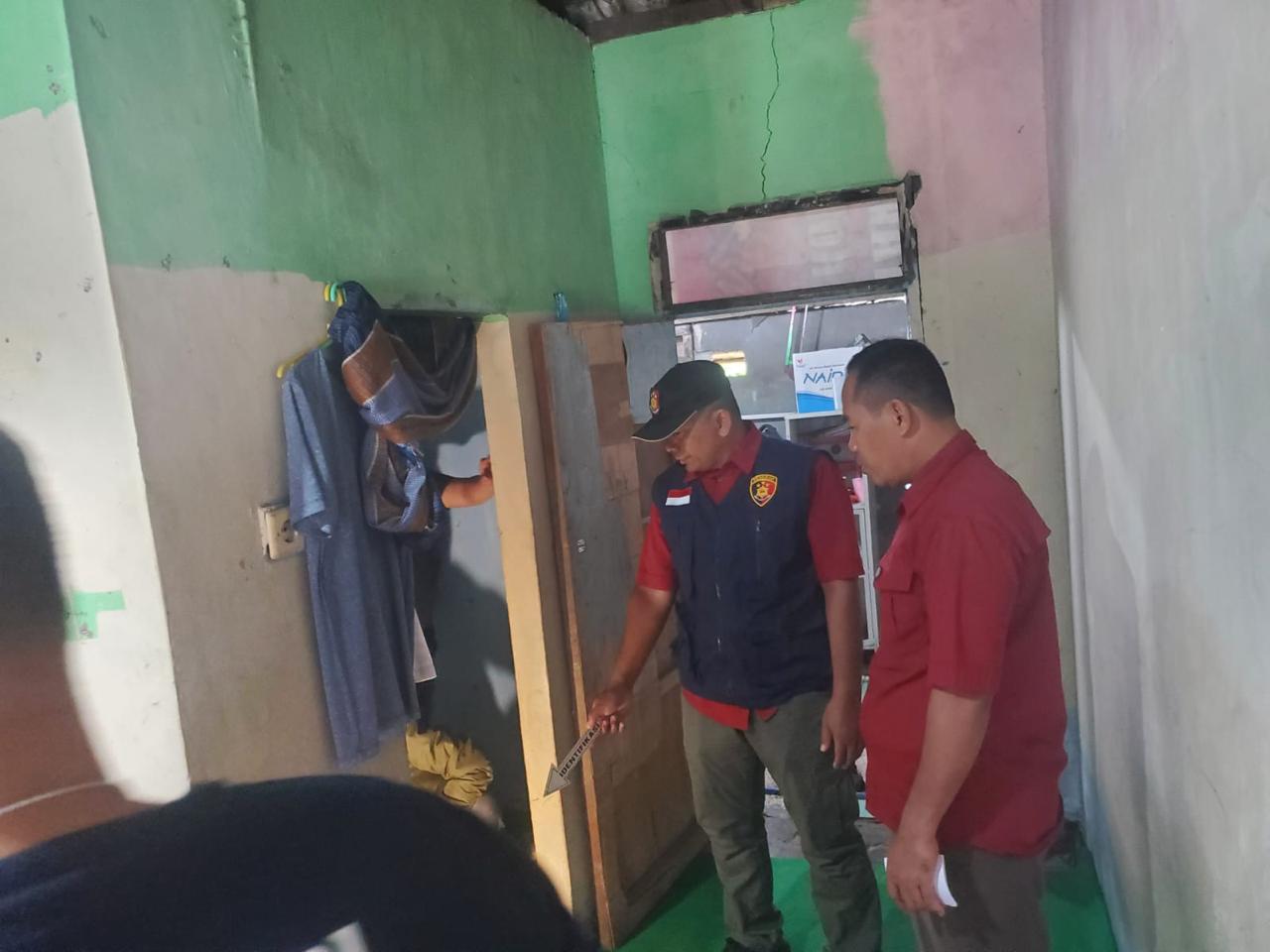 IDENTIFIKASI: Anggota Polres Kobar saat proses olah TKP lokasi penembakan dengan senapan angin di barakan Desa Pasir Panjang, Pangkalan Bun, Kamis (30/1/2025)