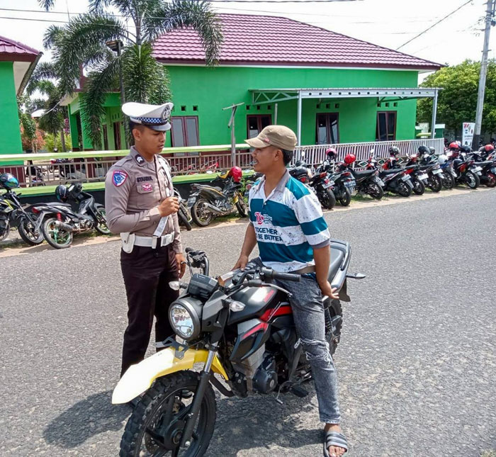 HANYA DITEGUR: Personel Satlantas Polres Seruyan memberi teguran kepada pelanggar lalu lintas, baru-baru tadi. M. RIFANI DEWANTARA/RADAR SAMPIT
