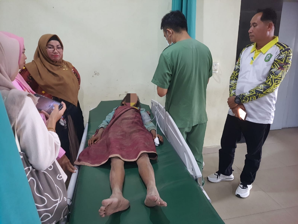 ORANG TERLANTA4R : Wakil Bupati Kotim Irawati melihat kondisi perempuan terlantar yang dilarikan ke RSUD dr Murjani Sampit, Jumat (31/1).&nbsp;HENY/RADAR SAMPIT