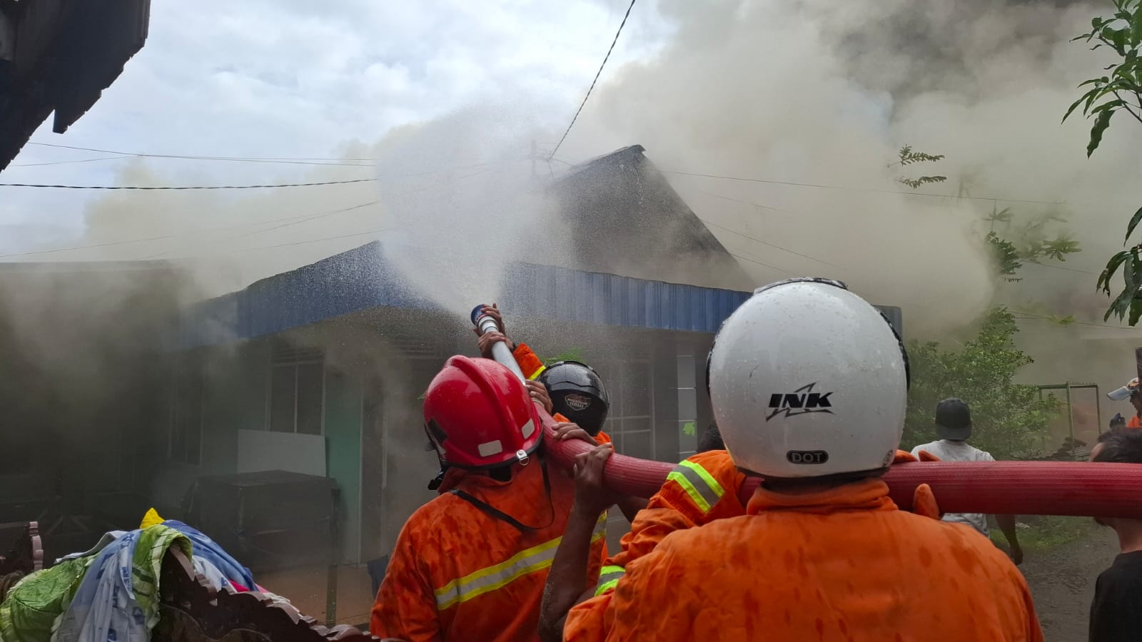 PEMADAMAN: Petugas pemadam kebakaran saat berjibaku memadamkan api di Eks Kamar 20 di Kelurahan Sawahan, Kecamatan MB Ketapang, Sampit, Jumat (31/1/2025) pagi.&nbsp;FAHRY/RADAR SAMPIT