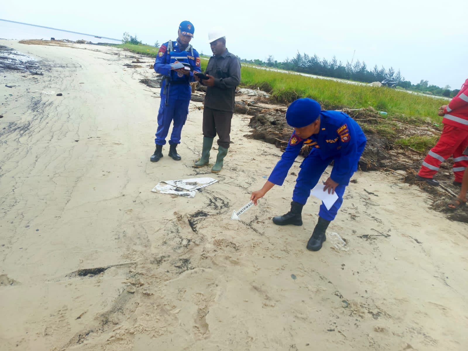 Aparat Kepolisian saat olah TKP penemuan mayat di pantai kawasan Desa Kubu, Kamis (30/1/2025) (Istimewa)