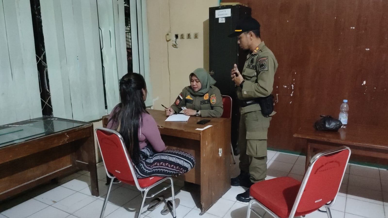 PENERTIBAN: Pemeriksaan pihak karaoke yang ada di Desa Pangkalan Tiga Sungai Rengas, saat dibawa ke kantor Satpol PP Kobar, lantaran ditemukan aktivitas melanggar aturan.