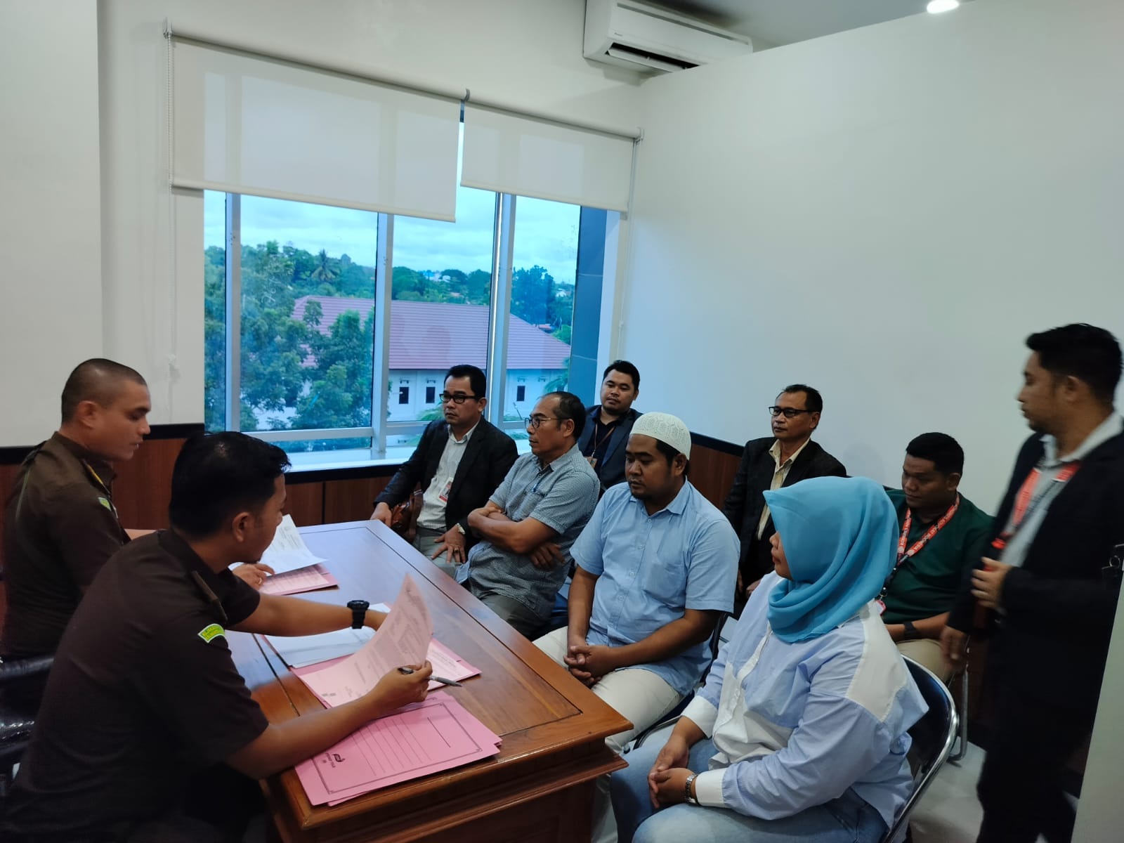 SEGERA DISIDANG: Proses penyerahan dua tersangka kasus tipikor sarana air bersih transmigrasi Kahingai ke Kejati Kalteng, baru-baru tadi.