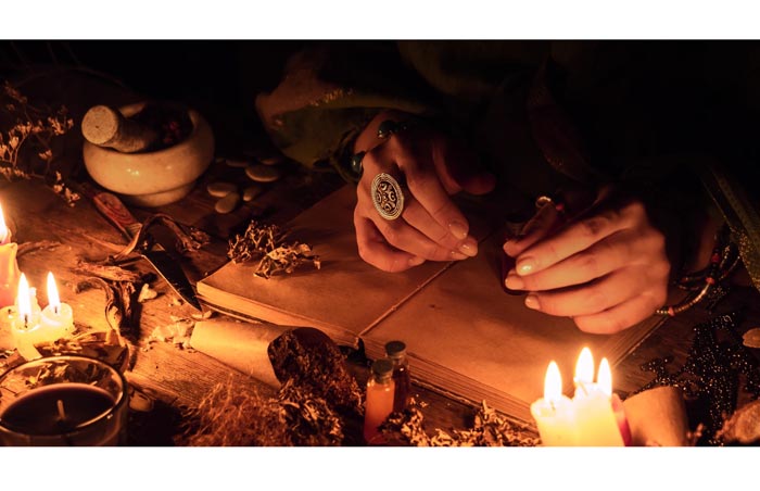 KONTROVERSI: Ritual yang dicap sebagai bagian dari santet.
