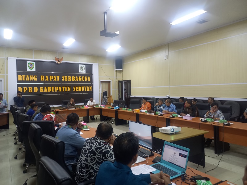 CARI SOLUSI: Suasana pembahasan nasib honorer R2 dan R3 di Seruyan, antara jajaran Pemkab dan DPRD setempat, (31/1).