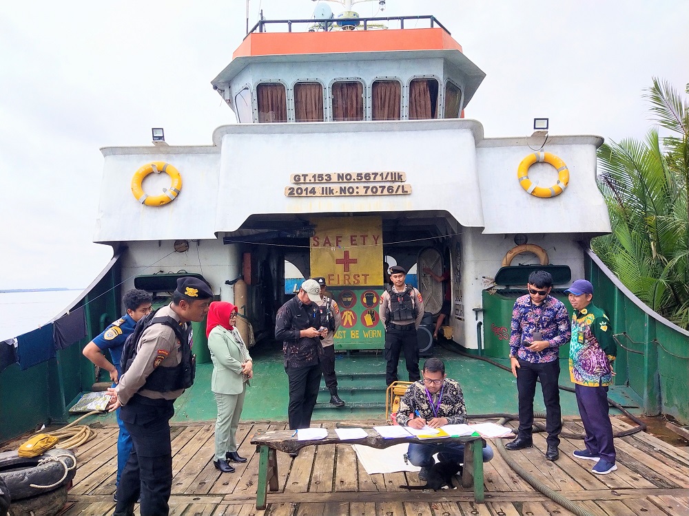 PROSES HUKUM: Proses sita eksekusi kapal jenis LCT di perairan Kumai oleh pihak Pengadilan Agama Pangkalan Bun, baru-baru tadi.