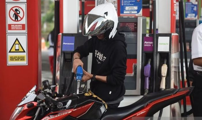 Arsip foto - Pengendara mengisi BBM jenis Pertamax di salah satu SPBU di kawasan Tanjung Barat, Jakarta, Rabu (1/1/2025). ANTARA FOTO/Indrianto Eko Suwarso/YU/pri.