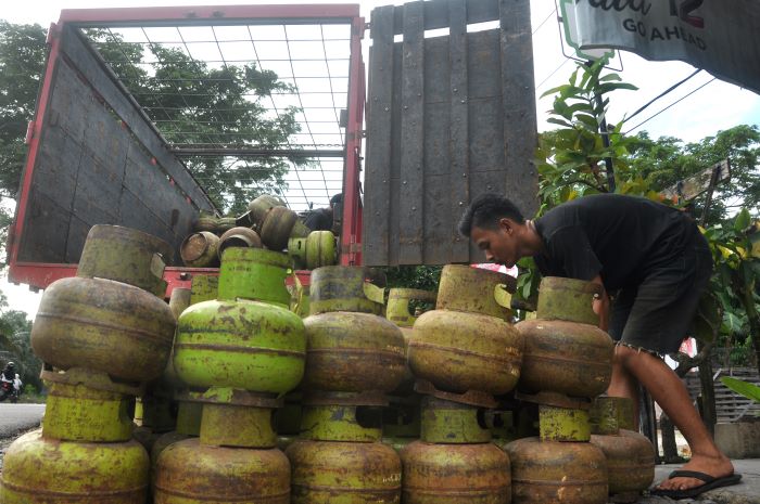 LPG MELON : Bongkar muat elpiji tabung 3 kilogram, distribusi dari agen ke pangkalan di Kota Sampit, Kotawaringin Timur, Kalimantan Tengah. DOKUMEN/RADAR SAMPIT 