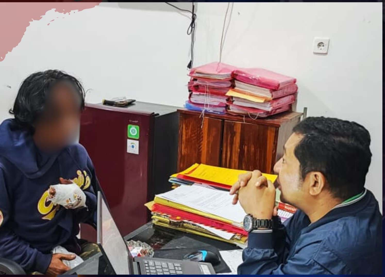 DIPERIKSA: SP, pelaku penembakan menggunakan senapan angin di barakan Jalan Pasir Panjang, Pangkalan Bun saat diperiksa di Mapolres Kobar. (Istimewa)